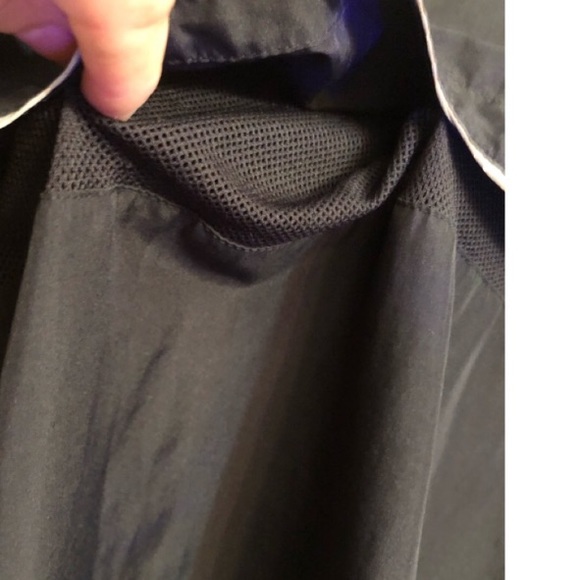 AdIdas size XL mens  Black windbreaker jacket with white stripe pockets & vents - Picture 7 of 11